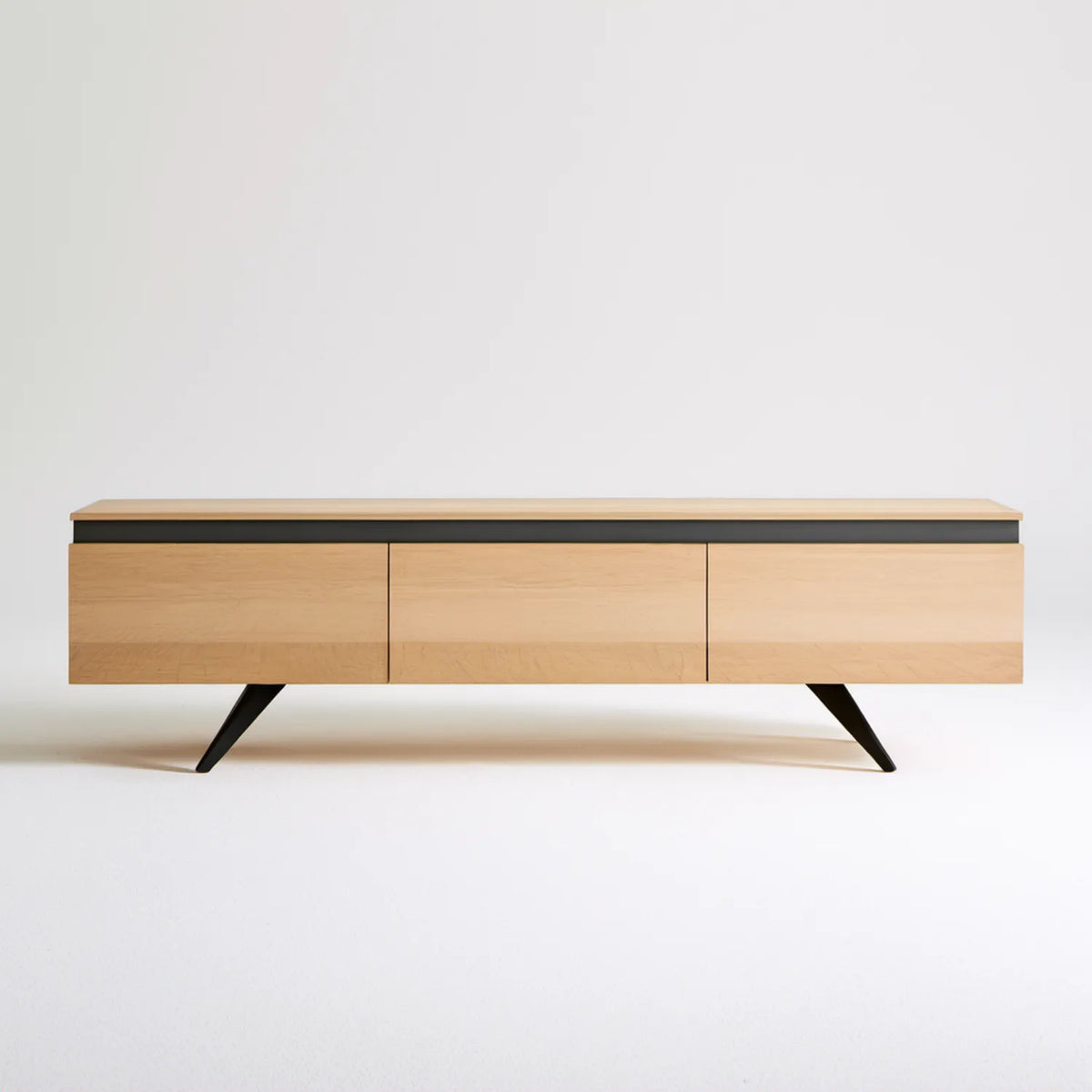 Szafka RTV dąb naturalny/czarny 180 × 40 × 55 cm z fornirem dębowym i stalowymi nogami